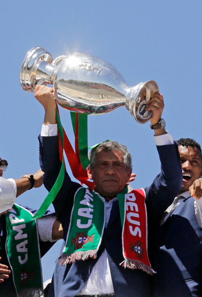 Fernando Santos with the Euro 2016 trophy (©AFP)